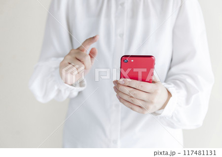 スマホを持つ女性 117481131