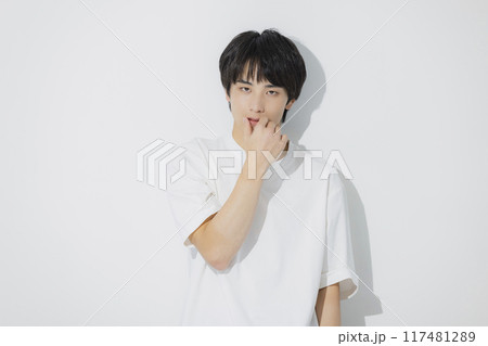 白いTシャツの若い男性 117481289