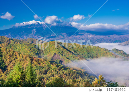 【長野県】開田高原の雲海の向こうに木曽の御嶽山 117481462