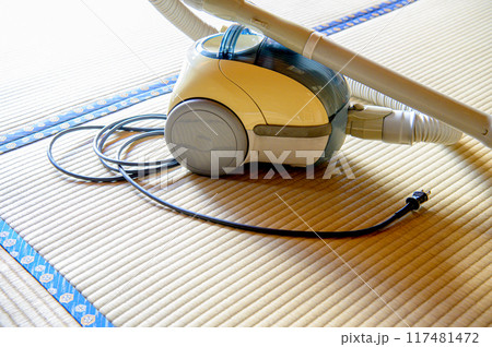 紙パック式の古い掃除機 117481472