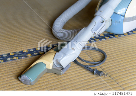 紙パック式の古い掃除機 紙パック式の古い掃除機 117481473