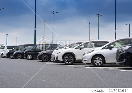 日本の高速道路のサービスエリア駐車場とトイレ 117481654