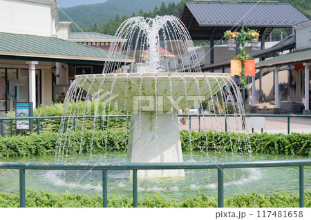 暑い夏に涼しさをもたらす噴水 暑い夏に涼しさをもたらす噴水 117481658