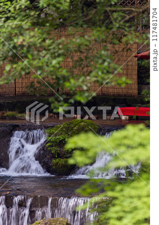京都貴船川の川床と清流の風景 117481704