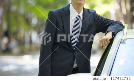 運転するスーツの若い男性 117481756