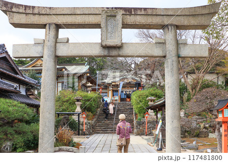 北九州市小倉北区にある到津八幡神社鳥居と拝殿 117481800