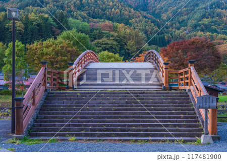 【長野県】奈良井宿・木曽の大橋　午後の日射し 117481900