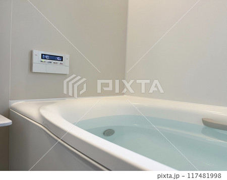 お湯が張られたお風呂 117481998