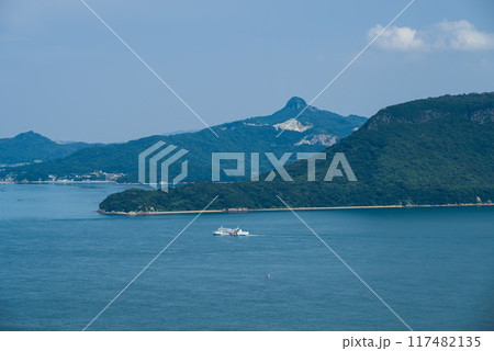 女木島展望台から対岸の屋島、八栗山を望む 女木島展望台から対岸の屋島、八栗山を望む 117482135