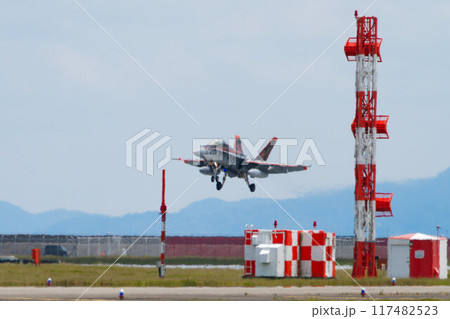 離陸する戦闘機F/A-18ホーネット 117482523