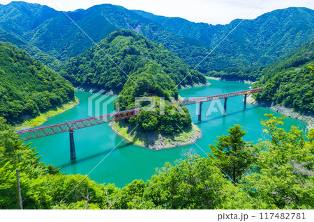 青い湖面に浮かぶ秘境駅 青い湖面に浮かぶ秘境駅 117482781