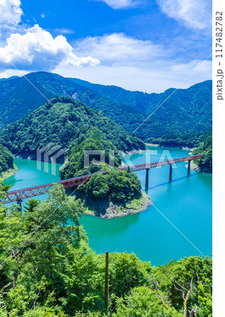 青い湖面に浮かぶ秘境駅 青い湖面に浮かぶ秘境駅 117482782