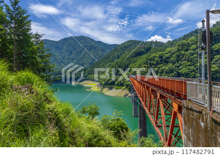 青い湖面に浮かぶ秘境駅 117482791