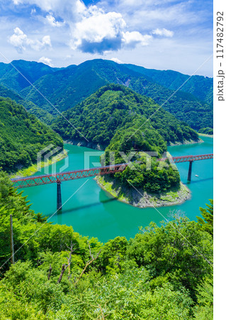青い湖面に浮かぶ秘境駅 青い湖面に浮かぶ秘境駅 117482792