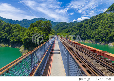 青い湖面に浮かぶ秘境駅 青い湖面に浮かぶ秘境駅 117482796