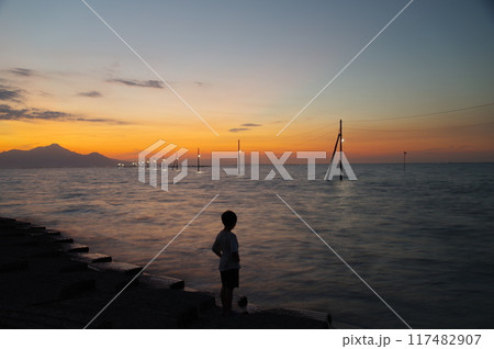 長部田海床路と少年 117482907