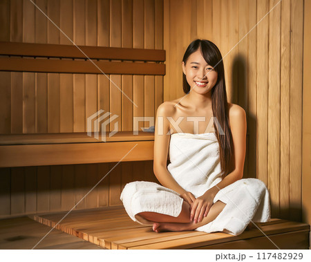 サウナを楽しむ若い女性のイメージ素材 117482929
