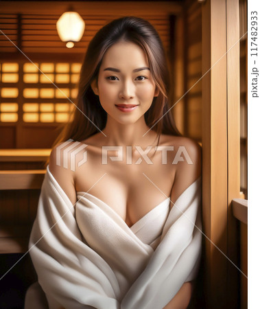 サウナを楽しむ若い女性のイメージ素材 117482933