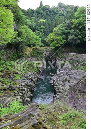 【九州・宮崎】阿蘇山の火山活動によってできた高千穂峡。浸食された断壁や真名井の滝など美しい峡谷でした 117482940