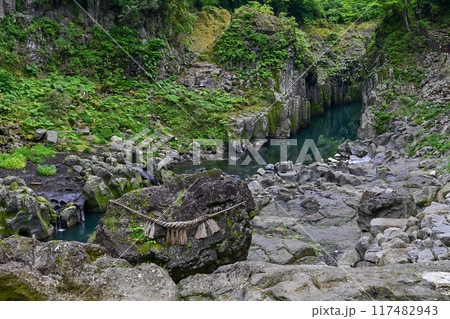 【九州・宮崎】阿蘇山の火山活動によってできた高千穂峡。浸食された断壁や真名井の滝など美しい峡谷でした 【九州・宮崎】阿蘇山の火山活動によってできた高千穂峡。浸食された断壁や真名井の滝など美しい峡谷でした 117482943