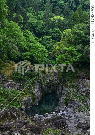 【九州・宮崎】阿蘇山の火山活動によってできた高千穂峡。浸食された断壁や真名井の滝など美しい峡谷でした 117482959