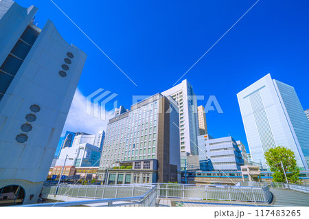 日本の横浜都市景観　新風景。桜木町駅　新南口（市役所口）や横浜市役所などを望む＝令和6年8月17日 117483265