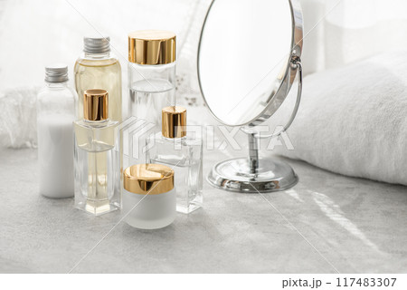 基礎化粧品のボトルと鏡と清潔な白いタオルの朝のお手入れイメージ 基礎化粧品のボトルと鏡と清潔な白いタオルの朝のお手入れイメージ 117483307
