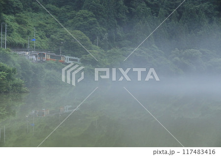 霧の中を走る只見線 早戸駅 霧の中を走る只見線 早戸駅 117483416