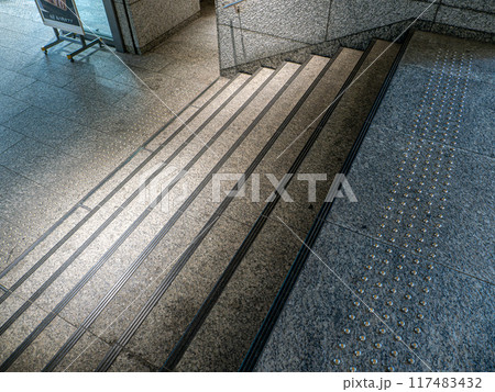 地下歩行空間の「点字鋲」設置例 117483432