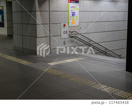 地下歩行空間の「点字鋲」設置例 117483438