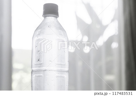 冷えた水 室内に置かれたペットボトルの水 冷えた水 室内に置かれたペットボトルの水 117483531