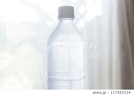 冷えた水 室内に置かれたペットボトルの水 冷えた水 室内に置かれたペットボトルの水 117483534
