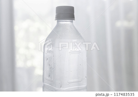 冷えた水　 室内に置かれたペットボトルの水 117483535