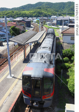 池谷駅に停車中の特急うずしお号（2600系：岡山⇔徳島） 117484333