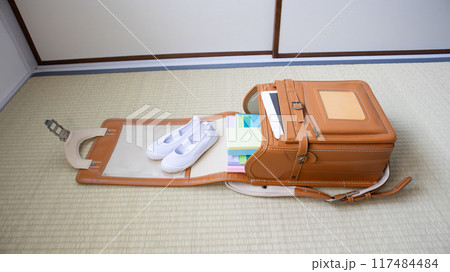 ランドセルと上履き 117484484