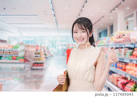 スーパーで買い物をする若い女性 スーパーで買い物をする若い女性 117485045