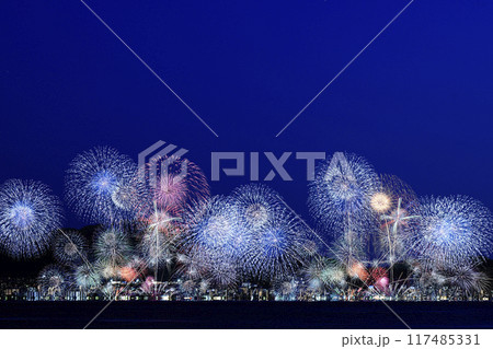 夜空に打ちあがる花火 びわこ花火大会 夜空に打ちあがる花火 びわこ花火大会 117485331