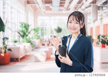 オフィスでコーヒーを飲む若いビジネスウーマン オフィスでコーヒーを飲む若いビジネスウーマン 117485608