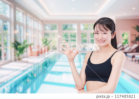 プールを楽しむ若い女性 117485821