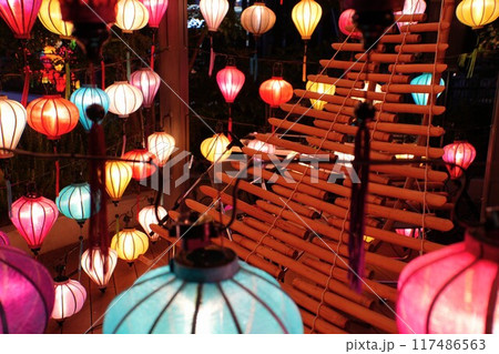 アジアンなランタンと竹で出来た民族楽器（トルン） 117486563