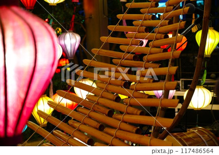 アジアンなランタンと竹で出来た民族楽器(トルン) アジアンなランタンと竹で出来た民族楽器(トルン) 117486564