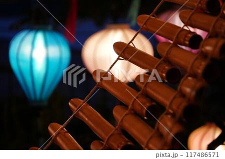 アジアンなランタンと竹で出来た民族楽器（トルン） 117486571