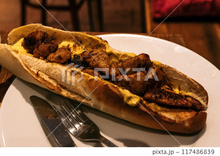 カレー風味のグリルチキンサンドイッチ カレー風味のグリルチキンサンドイッチ 117486839