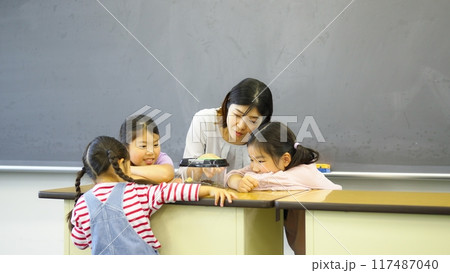 虫籠のダンゴムシを観察する女子小学生 117487040