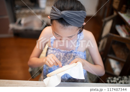 刺繍をする女の子 刺繍をする女の子 117487344