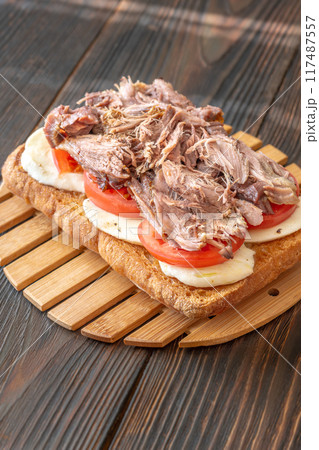 Sandwich with pulled pork 117487557