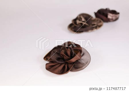 着物生地で作ったバラのコサージュ 117487717