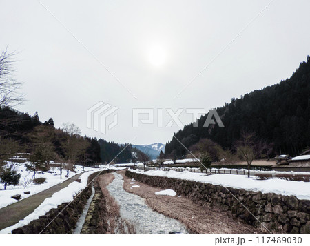 冬の一乗谷朝倉氏遺跡の景色 117489030