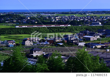 高台から見下ろす町と総武本線をゆくE259系特急しおさい 117489153