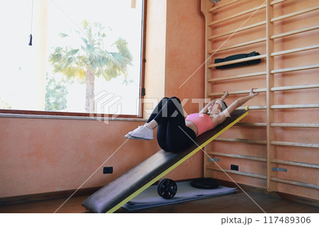 Abs Inclined Exercise At The Gym  117489306